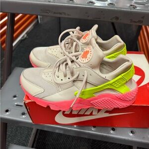Used women Air Huarache run size 9 women
